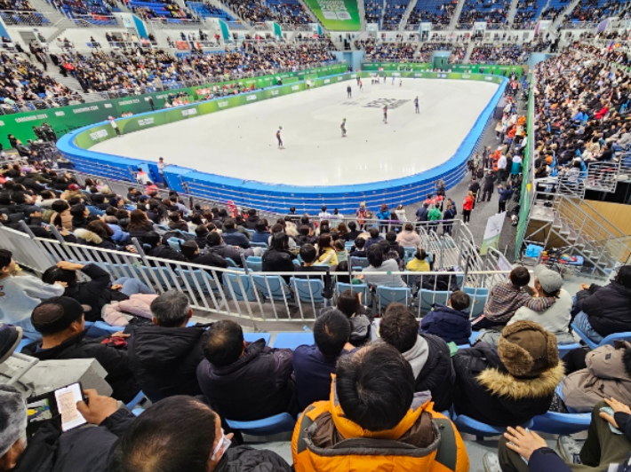 강릉 빙상 경기장에서 2024 강원 동계청소년올림픽대회를 즐기고 있는 관람객들의 모습. 대회 조직위 제공 