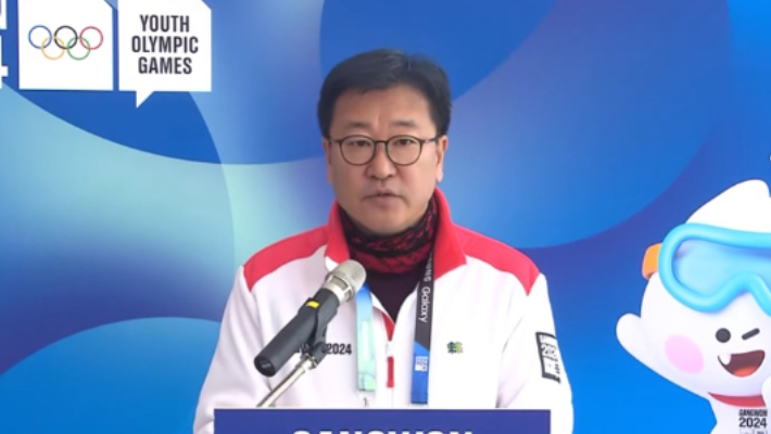 2024 강원 동계청소년올림픽대회에서 일일 브리핑을 하고 있는 김재환 대변인. 대회 조직위 제공 