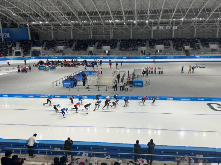 강릉 빙상경기장에서 경기를 하고 있는 청소년 선수들의 모습. 대회 조직위 제공 