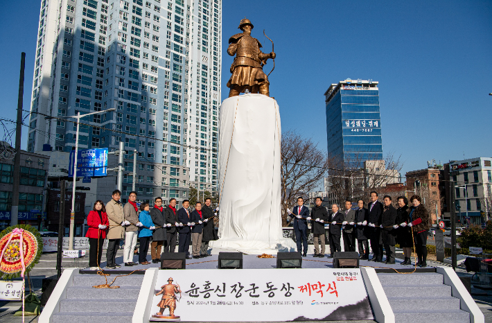 26일 오후 부산 동구 초량동 앞 광장에서 윤흥신 장군상 제막식이 열렸다. 부산 동구청 제공 