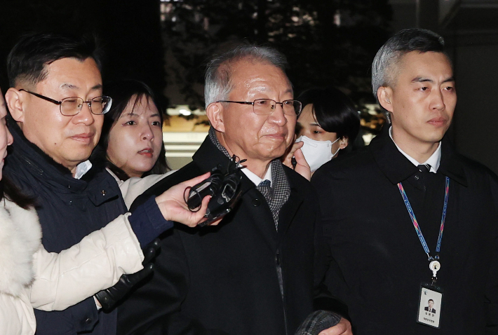 이른바 '사법농단' 재판 1심에서 무죄를 선고받은 양승태 전 대법원장이 26일 오후 서울 서초구 서울중앙지법을 나서고 있다. 연합뉴스