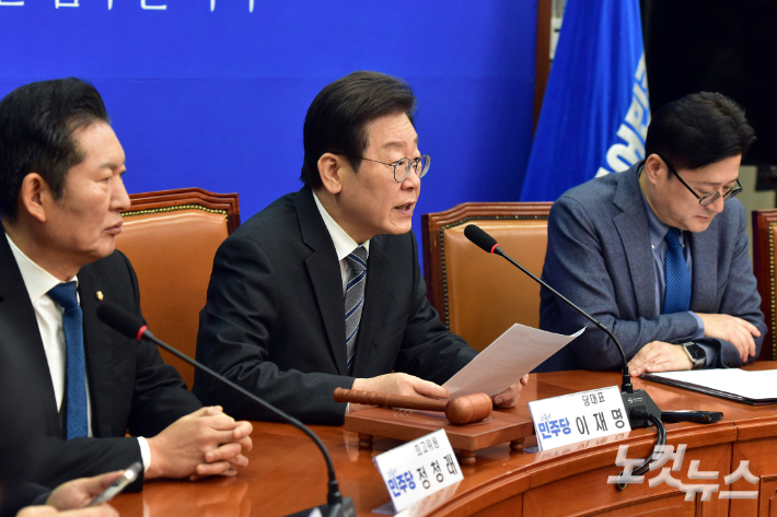 더불어민주당 이재명 대표가 26일 서울 여의도 국회에서 열린 최고위원회의에서 모두발언을 하고 있다. 윤창원 기자