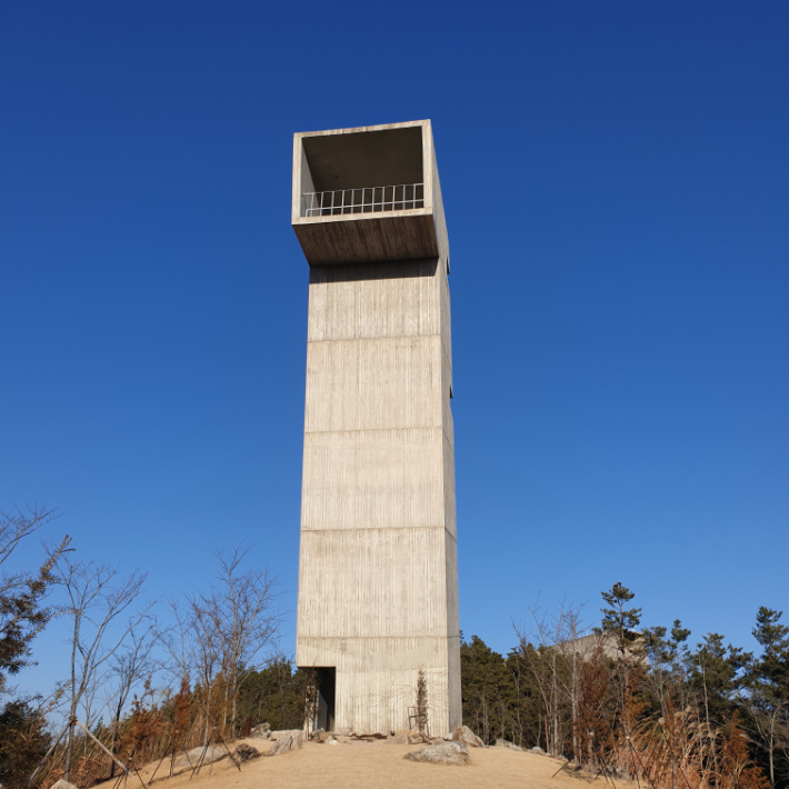 포르투칼의 세계적 건축가 알바로 시자가 설치한 전망대 '소대'.. 팔공산맥을 정면으로 바라보면서 세워졌고 산과의 직선거리는 9km. 사유원 제공