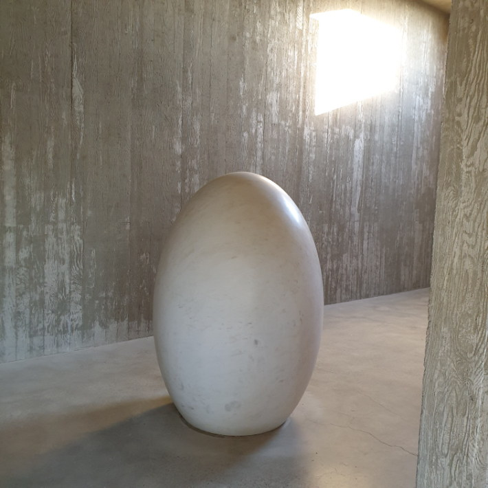 알바로 시자의 소요헌 내부, 시자는 피카소의 임신한 여인을 대신해 이 조각을 설치했다. 사유원 제공 