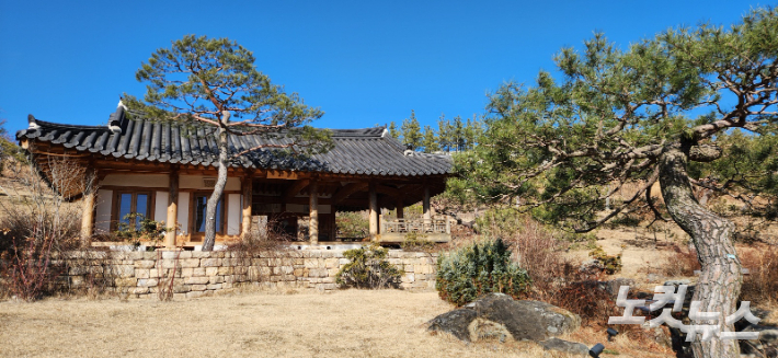 전통 한국 정원의 미를 담은 유원 한옥에는 유재성의 호를 딴 '사야정'이란 현액이 걸려 있다. 이재기 기자