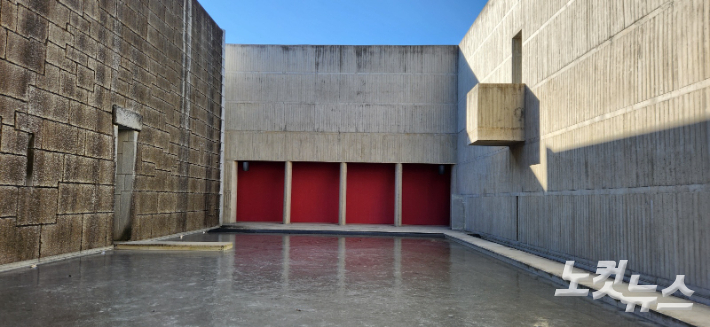 승효상의 명정 보이는 붉은 벽 쪽이 피안의 세계를 의미한다. 물은 차안과 피안의 경계선. 이재기 기자