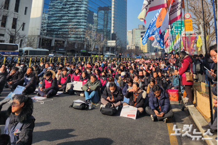  27일 민주노총은 서울 중구 프레스센터 앞에서 '거부권 남발 규탄! 중대재해처벌법 개악 저지! 2024년 윤석열 정권 퇴진' 결의대회를 열었다. 서민선 기자