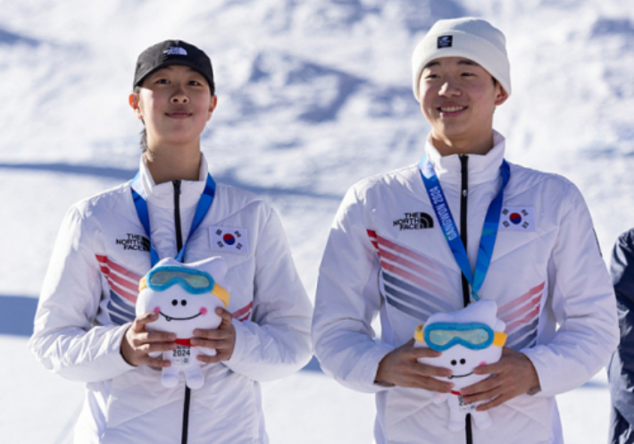 프리스타일 모굴 혼성팀 경기에서 은메달 획득한 윤신이(왼쪽)와 이윤승. IOC제공