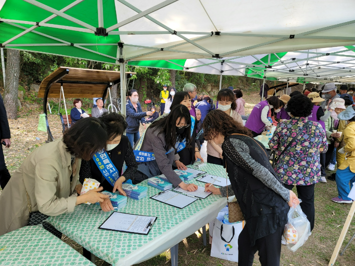 찾아가는 의과대학 신설 서명운동. 창원시 제공