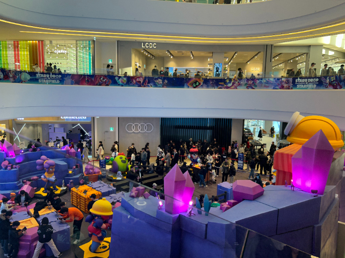 28일 오후 스타필드 수원에서 열린 브롤스타즈 팝업 행사에 참여하고 있는 고객들. 신세계프라퍼티 제공