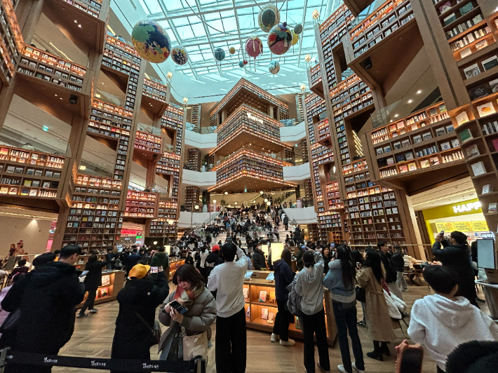 28일 오후 스타필드 수원의 별마당 도서관에 방문한 인파. 신세계프라퍼티 제공