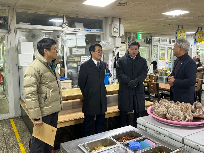 경주시 김성학 부시장이 중앙시장 상가를 살펴보고 있다. 경주시 제공