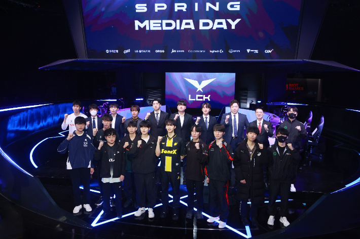 지난 10일 오후 서울 종로구 LCK아레나에서 열린 2024 리그 오브 레전드 챔피언스 코리아(LCK) 스프링 개막 미디어데이에서 e스포츠 구단 선수들과 감독들이 기념촬영을 하며 파이팅을 외치고 있다. 연합뉴스 