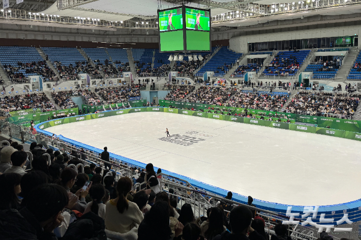 피겨 스케이팅 경기가 열리는 강릉 아이스아레나에 몰린 관중들. 전영래 기자