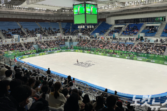 피겨 스케이팅 경기가 열리는 강릉 아이스아레나에 몰린 관중들. 전영래 기자