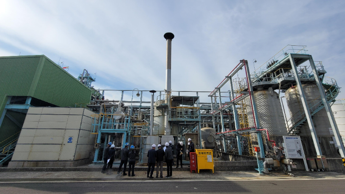 여수시가 여수산단 대기오염물질 배출 사업장에 대한 지도 점검을 벌이고 있다. 여수시 제공