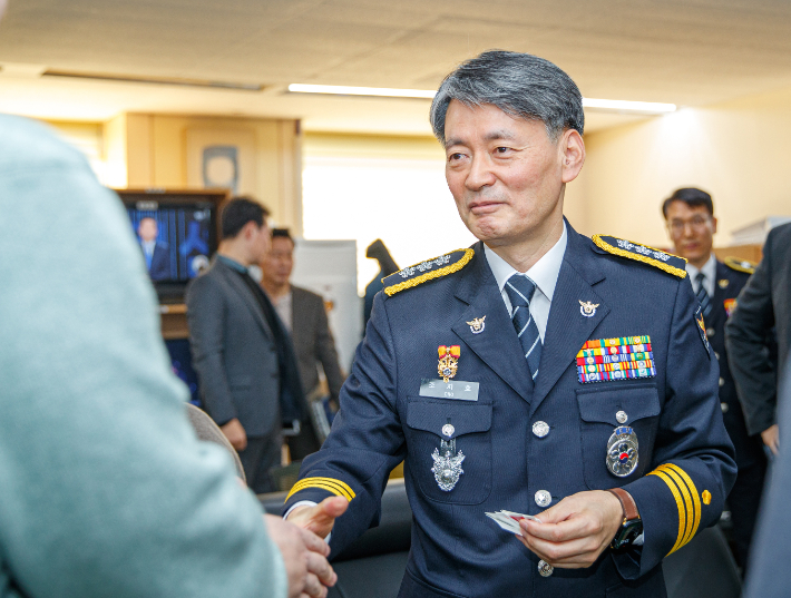 조지호 신임 서울경찰청장이 29일 서울 종로구 서울경찰청에서 출입 기자들과 인사를 나누고 있다. 연합뉴스