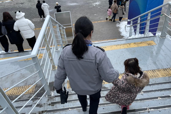 외국인 어린이를 안내하는 경찰관 모습. 강원경찰청 제공