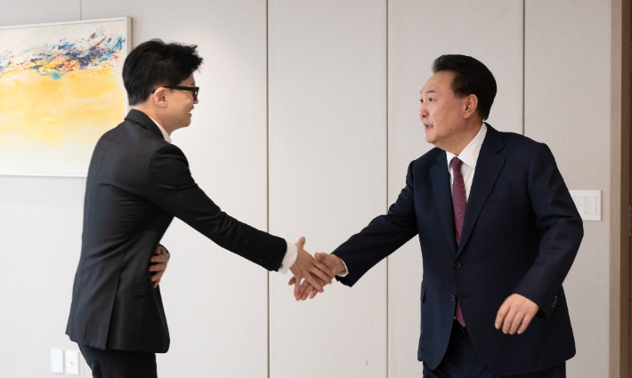 윤석열 대통령과 국민의힘 한동훈 비상대책위원장이 29일 서울 용산 대통령실 청사에서 가진 오찬 회동에서 악수하고 있다. 대통령실 제공