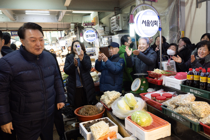 윤석열 대통령이 25일 경기도 의정부시 의정부제일시장을 찾아 상인들을 만나고 있다. 대통령실 제공