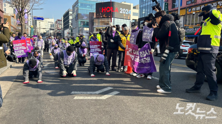 10.29 이태원 참사 유가족협의회 등은 29일 오후 2시쯤 서울지하철 6호선 이태원역 1번 출구 앞에서 기자회견을 열어 윤 대통령에게 '이태원 참사 특별법'을 즉각 공포하라고 촉구했다. 박인 수습기자