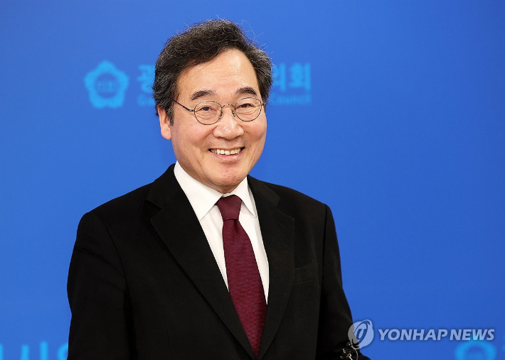 (광주=연합뉴스) 조남수 기자 = 이낙연 새로운미래 인재영입위원장이 24일 오후 광주시의회 기자실에서 열린 간담회에서 미소를 짓고 있다. 2024.1.24 iso64@yna.co.kr 연합뉴스