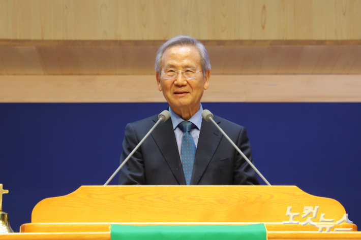 포항성시화운동본부 홀리클럽 신년세미나가 29일 포항중앙교회에서 세계성시화운동본부 대표회장 김상복 목사(사진)을 초청해 개최됐다. 유상원 아나운서