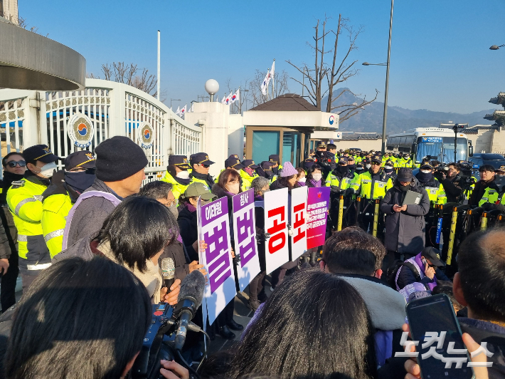 이태원 참사 유가족들이 30일 오전 10시쯤 서울 종로구 정부서울청사 정문 앞으로 모여 항의행동을 진행했다. 양형욱 기자