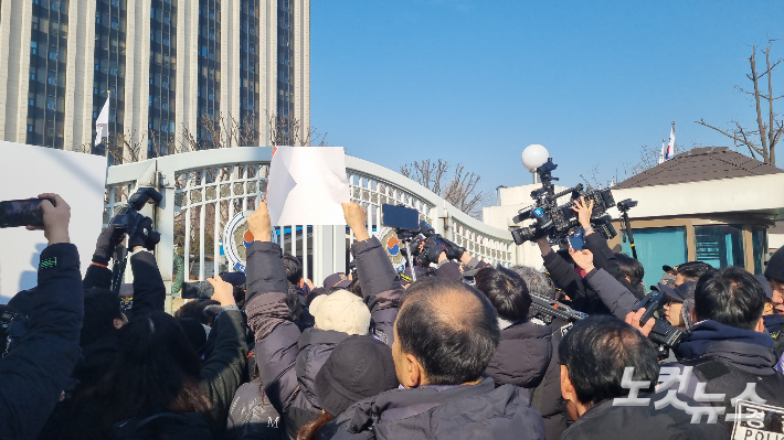 30일 국무회의에서 '이태원 참사 특별법'에 대해 거부권을 행사하기로 의결하자 유가족들이 항의행동을 진행하고 있다. 양형욱 기자