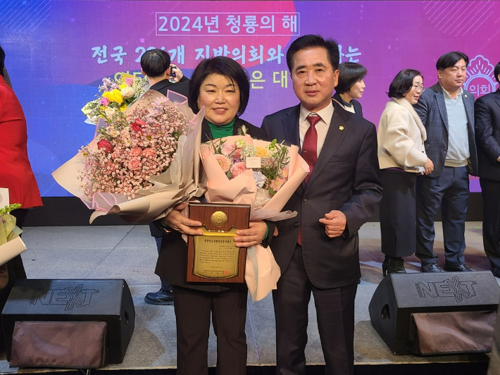 울산광역시 중구의회 강혜순 의장이 30일 부산 해운대구 웨스턴조선호텔에서 열린 2024년도 대한민국시군자치구의회의장협의회 정기총회에서 '지방의정봉사대상'을 수상했다. 중구의회 제공