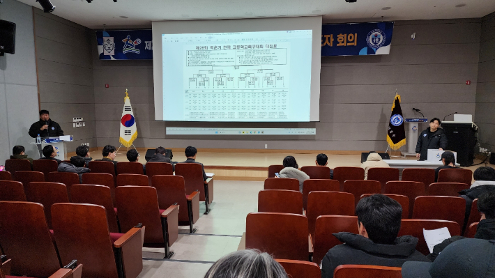 전남 광양시체육회와 (사)대한축구협회는 지난 29일 광양 성황다목적체육관에서 대표자회의를 열고 '제25회 백운기 전국고등학교 축구대회' 대회 규정과 참가팀 대진을 확정했다. 광양시 제공