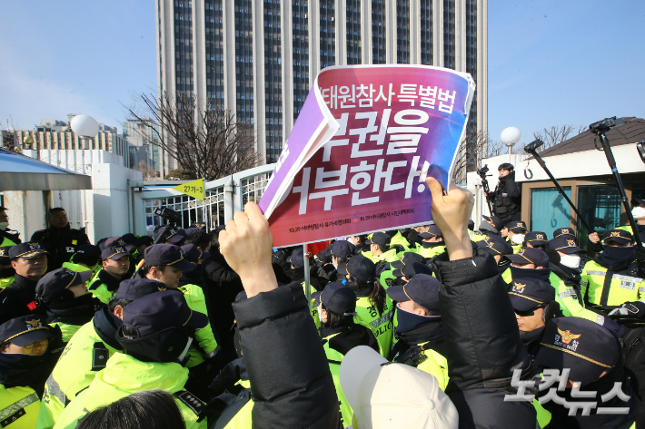 10.29 이태원 참사 유가족들이 30일 오전 서울 종로구 정부서울청사 앞에서 이태원참사 특별법 공포 촉구 및 거부권 반대 기자회견을 하던 중 국무회의에서 특별법 거부권이 의결되자 강하게 항의하고 있다. 황진환 기자