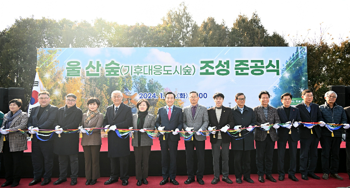 울산 북구는 30일 옛 호계역에서 폐선부지 울산시계부터 호계구간까지 울산숲 조성 준공식을 열었다. 박천동 북구청장과 김정희 북구의회 의장, 이상헌 국회의원, 주민 대표 등이 준공 기념 테이프를 자르고 있다. 북구청 제공 