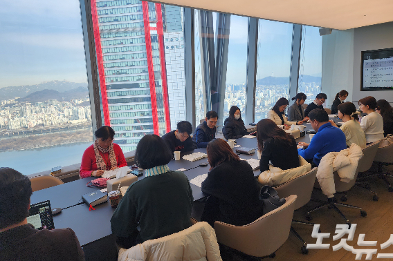 서울 여의도  IFC 지앤엠글로벌문화재단 사무실에 진행되는 직장인 공동체 성경읽기(PRS) 모임.  