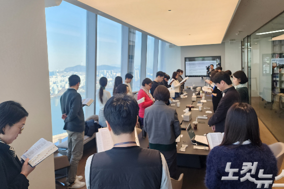 지앤엠글로벌문화재단은 "성경 곳곳에는 공동체 예배에서 하나님의 말씀을 낭독하는 것을 발견할 수 있다"며 "고대 성경 읽기는 '듣기'였다"고 강조했다. 이어 공동체 성경 읽기는 매일의 삶 속에서 규칙적으로 함께 모여 행하는 신앙의 실천(Spiritual Practice)이라고 설명했다. 