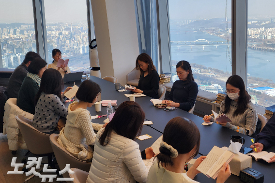 또, 디트리히 본 회퍼와 존 스토트 등 유명 신학자들의 저서를 오디오 북으로 제작해 함께 읽는 '저스트 쇼업(JSU)' 북클럽 활동도 진행하고 있다. 공동체 성경읽기 모임 이후 참가들이 디트리히 본회퍼의 '시편의 이해'를 함께 읽고 있다.