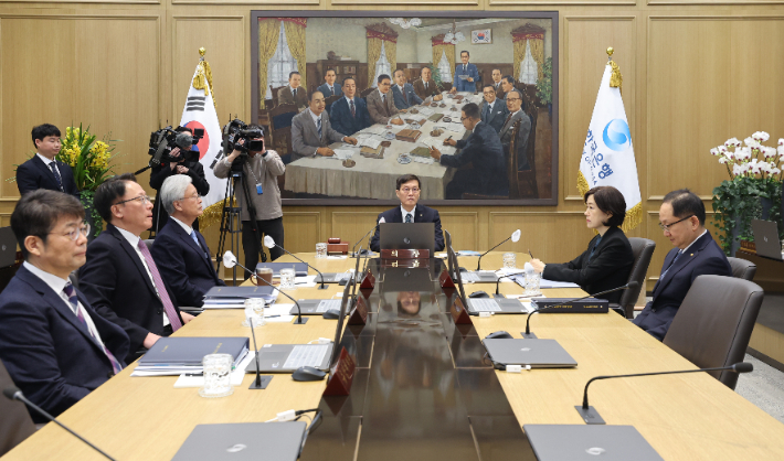 금통위 주재하는 이창용 한국은행 총재. 연합뉴스