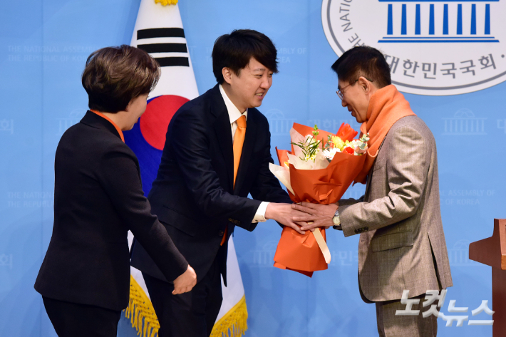 개혁신당 이준석 대표(가운데)와 한국의희망 양향자 대표(왼쪽)가 30일 서울 여의도 국회 소통관에서 한국의희망 1호 영입인재 이창한 전 반도체협회 부회의장에게 목도리와 꽃다발을 전달하고 있다. (개혁신당 이 대표와 한국의희망 양 대표는 지난 24일 합당을 선언했다.) 윤창원 기자