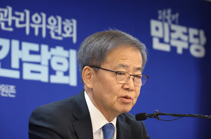 21일 여의도 더불어민주당 당사에서 열린 공천관리위원장 간담회에서 임혁백 위원장이 발언을 하고 있다. 연합뉴스