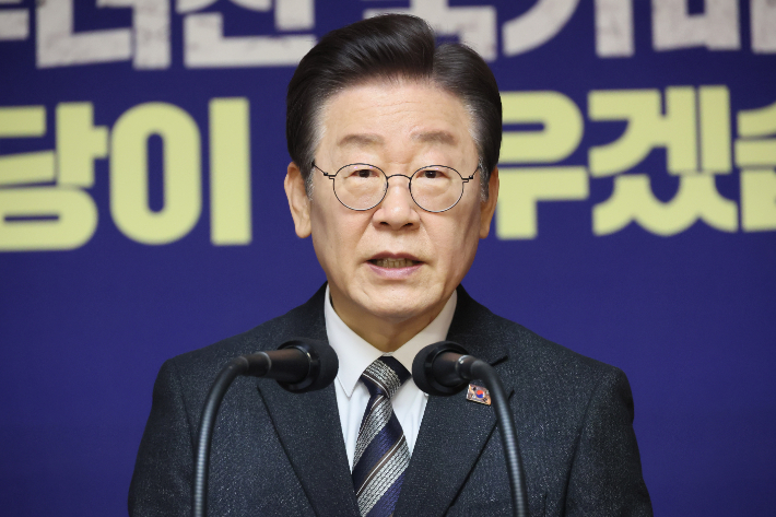 더불어민주당 이재명 대표가 31일 서울 여의도 국회 사랑재에서 신년 기자간담회를 하고 있다. 연합뉴스