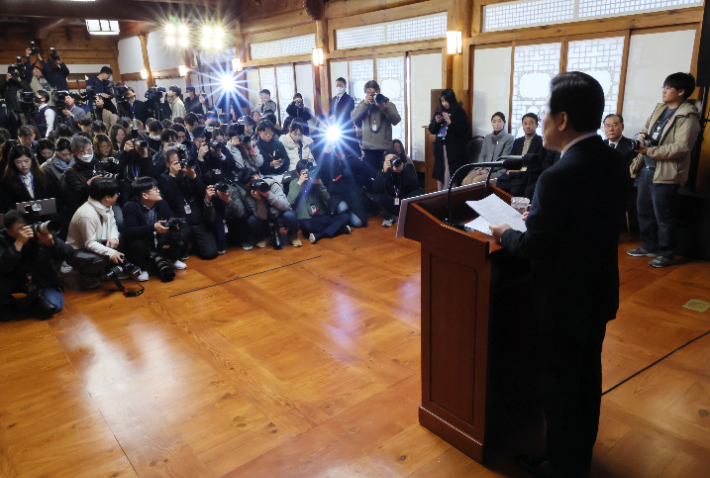 더불어민주당 이재명 대표가 31일 서울 여의도 국회 사랑재에서 신년기자간담회를 하고 있다. 연합뉴스
