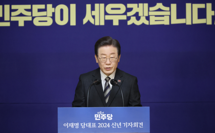 더불어민주당 이재명 대표가 31일 국회 사랑재에서 신년기자간담회를 하고 있다. 연합뉴스