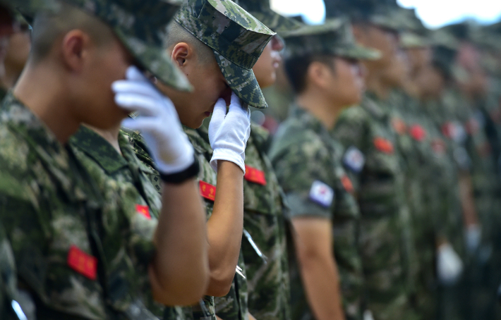 지난해 7월 22일 경북 포항 해병대 1사단 체육관인 '김대식관'에서 열린 고 채 상병 영결식에서 해병대원이 눈물을 흘리고 있다. 연합뉴스 