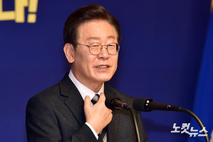 더불어민주당 이재명 대표가 31일 서울 여의도 국회 사랑재에서 가진 2024 신년 기자간담회에서 