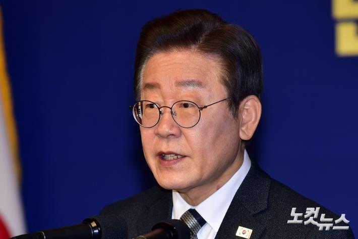 더불어민주당 이재명 대표가 31일 서울 여의도 국회 사랑재에서 가진 2024 신년 기자회견에서 발언을 하고 있다.