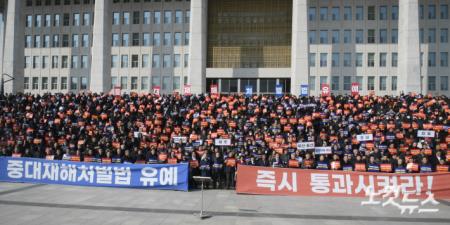 31일 서울 여의도 국회 본청 앞 계단에서 중대재해처벌법 유예 촉구 전국 중소기업인 결의대회에서 참가자들이 구호를 외치고 있다.