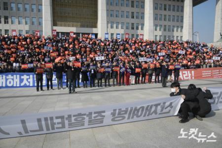 31일 서울 여의도 국회 본청 앞 계단에서 중대재해처벌법 유예 촉구 전국 중소기업인 결의대회에서 참가자들이 구호를 외치고 있다.