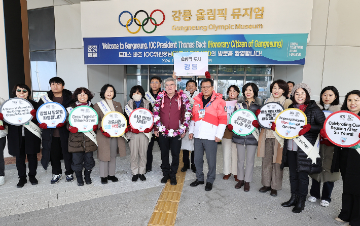 31일 강릉올림픽뮤지엄을 방문한 토마스 바흐 바흐 국제올림픽위원회(IOC)위원장이 시민들의 환영을 받고 있다. 강릉시 제공