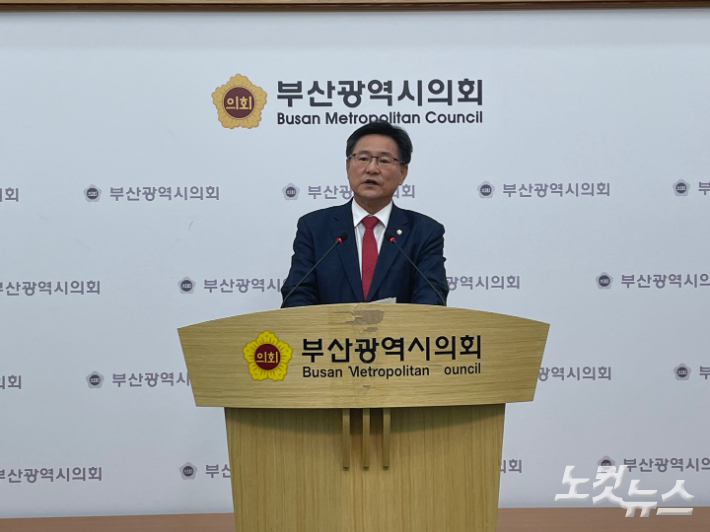 국민의힘 이헌승(부산진을) 의원이 경실련의 '공천배제 검토' 발표에 반박하는 기자회견을 열고 있다. 박진홍 기자