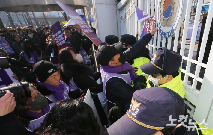 10.29 이태원 참사 유가족들이 30일 오전 서울 종로구 정부서울청사 앞에서 이태원참사 특별법 공포 촉구 및 거부권 반대 기자회견을 하던 중 국무회의에서 특별법 거부권이 의결되자 항의하고 있다. 황진환 기자